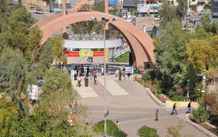 بەرپرسێکی یەکێتی دۆنمێک لە پارکی ئازادی سلێمانی داگیر دەکات
