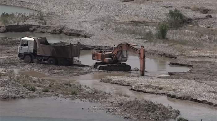 دوو کارگەی چەو و لم داخران