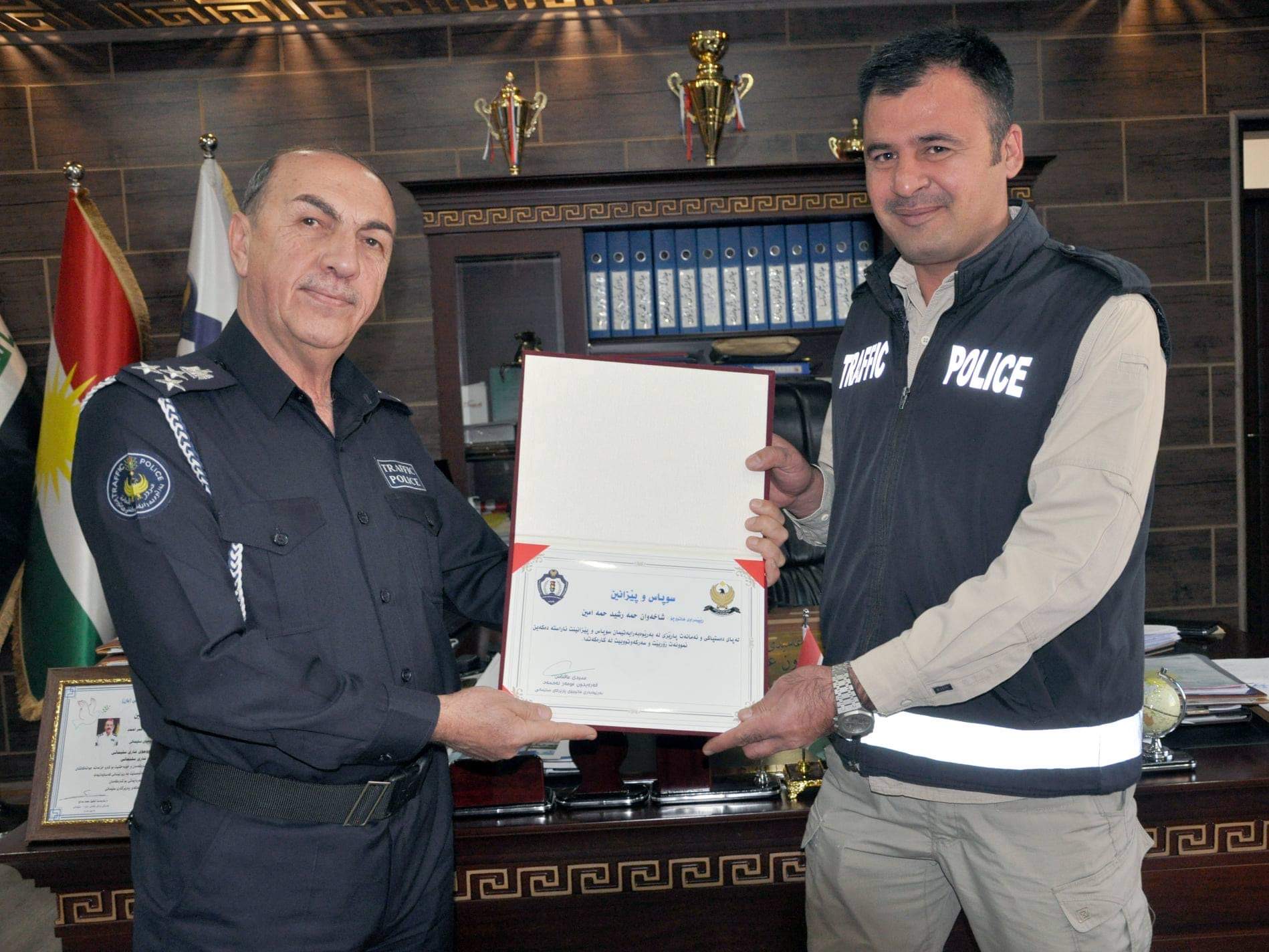 پۆلیسێکی هاتوچۆ 4000 دۆلار بۆ خاوەنەکەی دەگەڕێنێتەوە