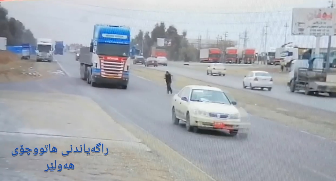 ڤیدیۆ.. لۆرییەک کەسێک دەشێلێت کە نەخۆشی داونی هەیە