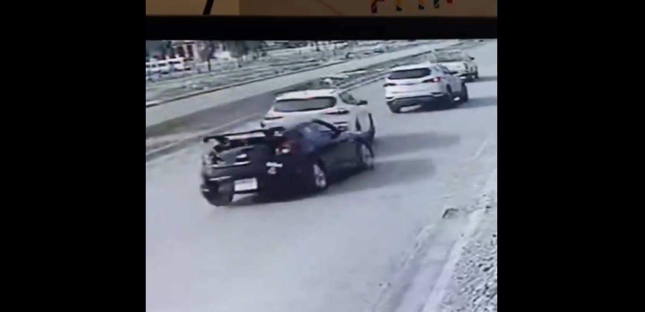 ڤیدیۆ.. دوو ئۆتۆمبێل لەکاتی پێشبڕکێدا رووداوێکی هاتوچۆیان دروستکرد