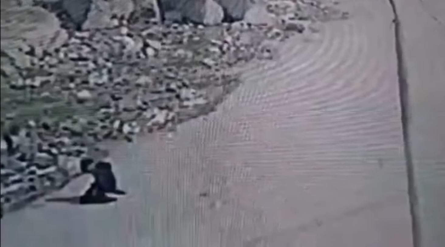 ڤیدیۆ.. کوڕی پاسەوانی قوتابخانەیەک قوتابیەک دەکوژێت