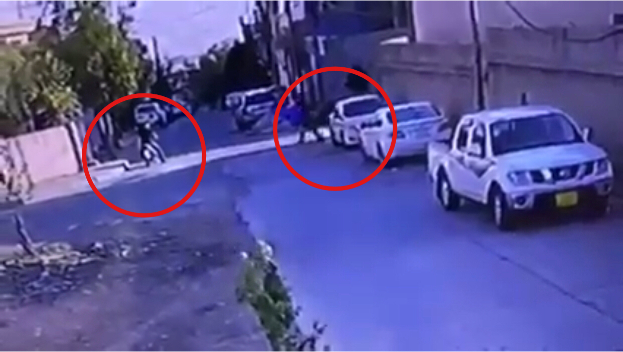 ڤیدیۆ.. کەسێک لە سلێمانی جامی ئۆتۆمبێل دەشکێنێت و کاڵاکانی ناوی دەبات