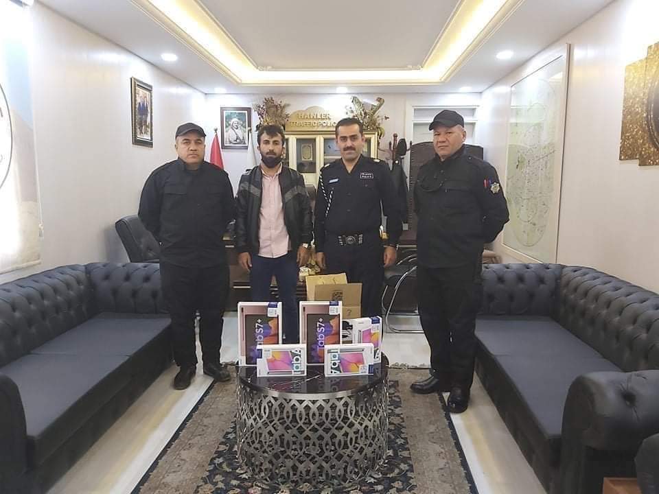 پۆلیس کارتۆنێک ئایپاد دەدۆزێتەوە و بۆ خاوەنەکەی دەگەڕێنێتەوە