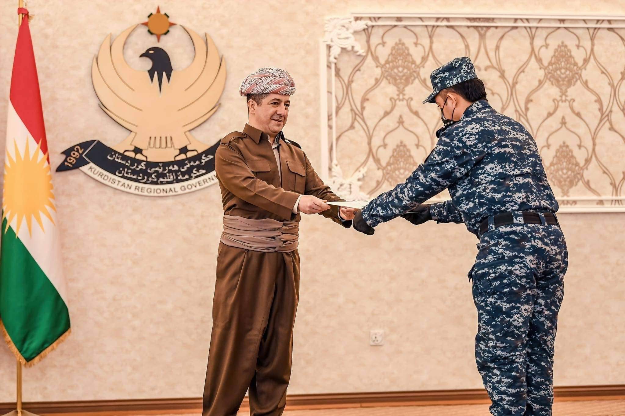 وێنە.. بەهۆی ئەوەی رێگری لێکردن، مەسرور بارزانی چوار پۆلیس خەڵات دەکات