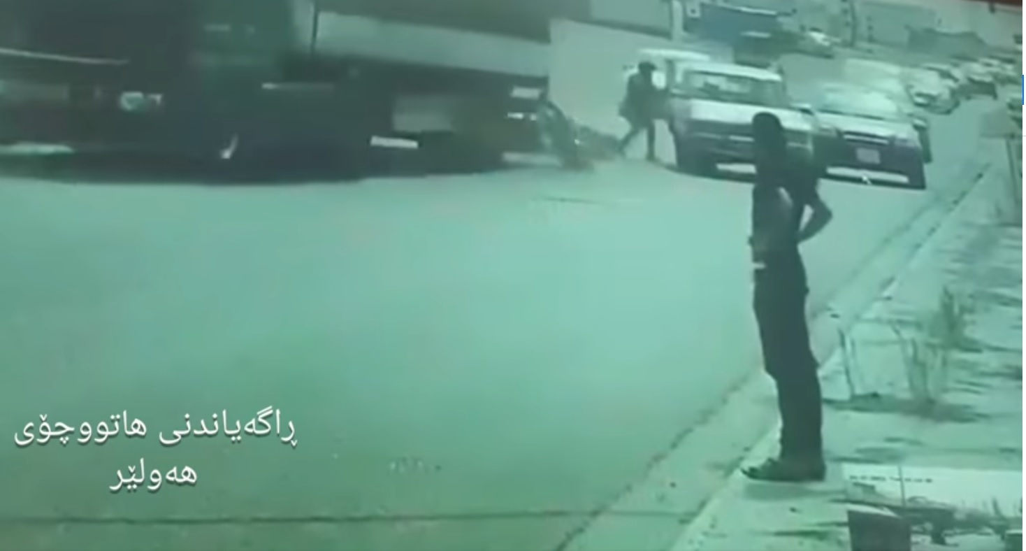 ڤیدیۆ.. بەهۆی دەمەقاڵێی دوو شۆفێر ماتۆڕسوارێک گیانی لەدەستدا
