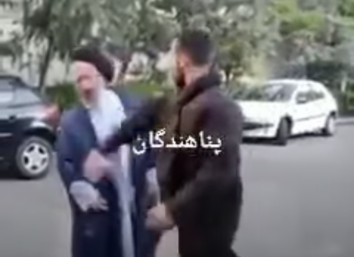 پۆلیسی تاران: ئەو کوڕەی زلە لە مەلاکە دەدات، کوڕ و باوکن و دەستگیرکراون
