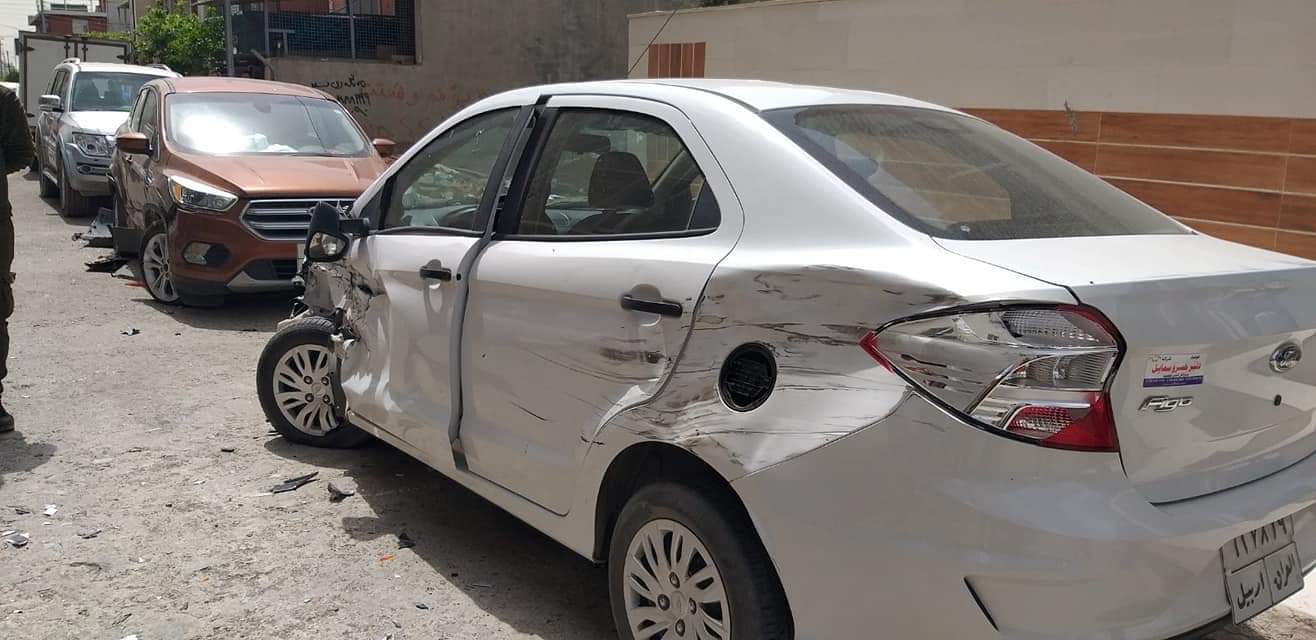 ڤیدیۆ.. هەرزەکارێک بە ئۆتۆمبێل لە چوار ئۆتۆمبێلی وەستاو دەدا