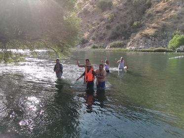 وێنە.. لە سنوورى ماوەت چەند گەشتیارێک لە خنکان ڕزگارکران