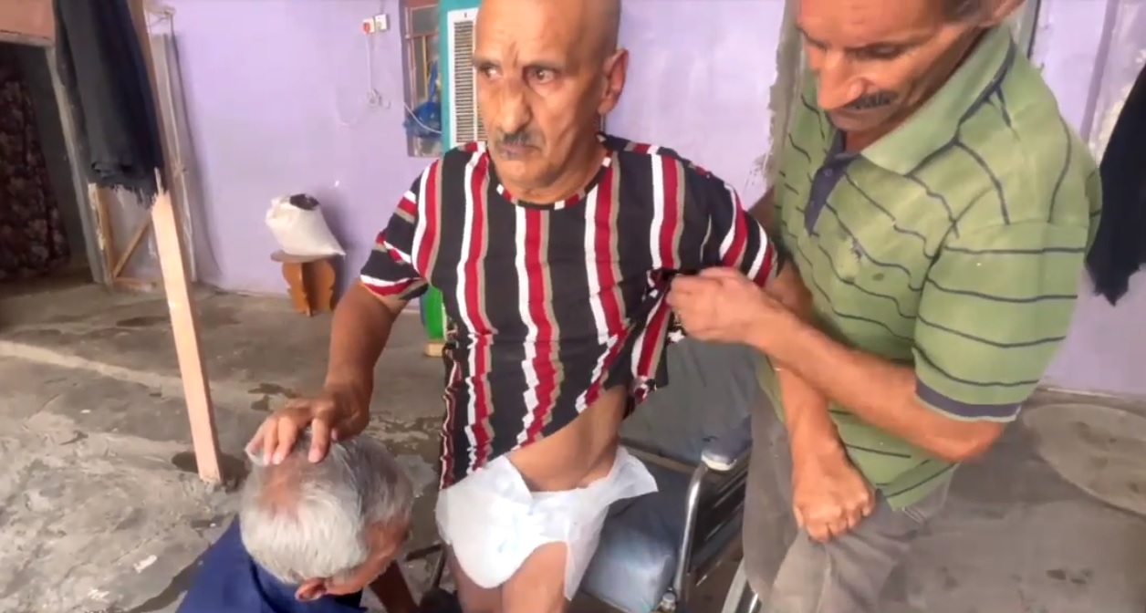 لە بەغدا جووتە گونی پیاوێک دەدزرێن