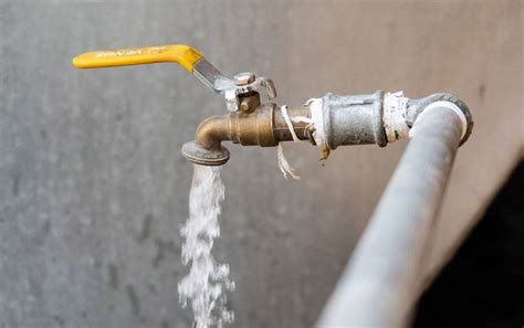 ڕوونكردنەوەیەك لەبارەی كەمئاوی و بەفیڕۆدانی ئاوی خواردنەوە