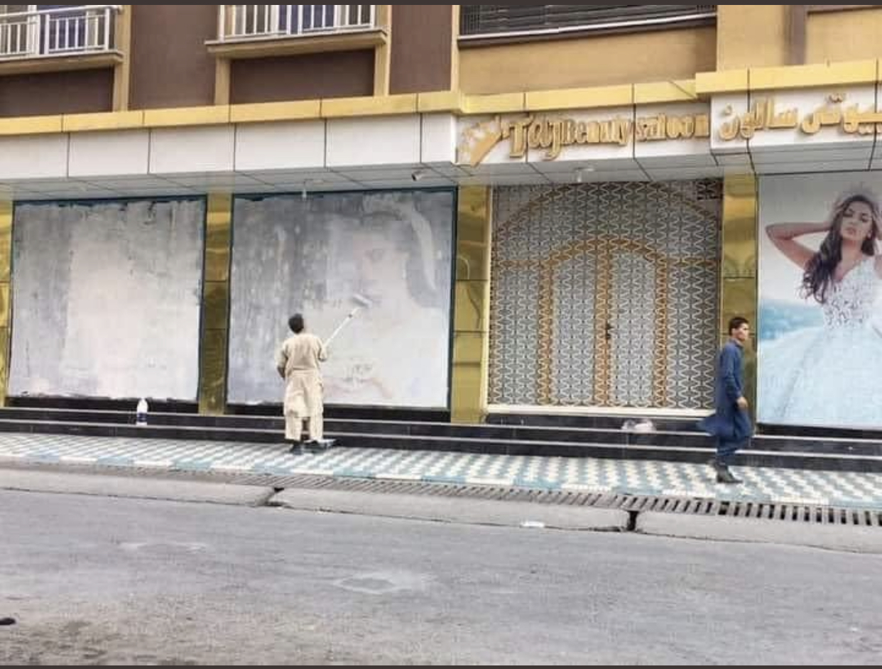 تاڵیبان گەشتنە کابوڵ و وێنەی ئارایشتگا و شوێنەکانی جوانکاری بە بۆیاخ دەسڕنەوە