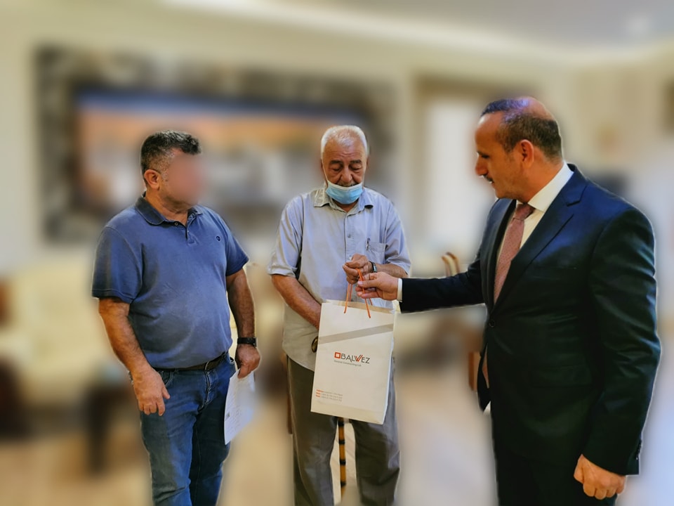 وێنە.. عەریزە نووسیک 30هەزار دۆلار دەدۆزێتەوە و دەیگەڕێنێتەوە
