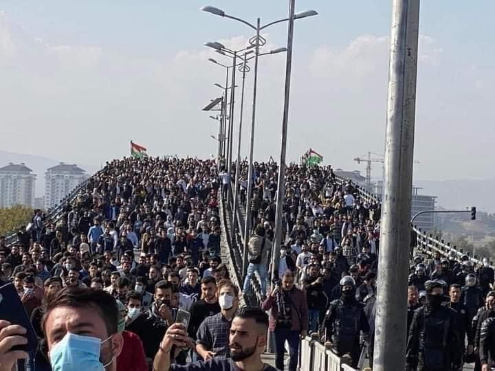 سۆشیاڵمیدیای یەکێتی: چەقۆکێش و سەرانەوەرگری "لاهور" دزەیانکردۆتە نێو خۆپیشاندەران
