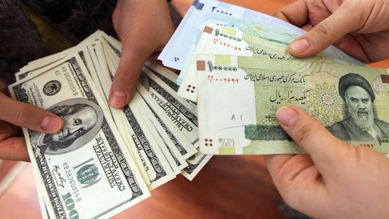 نرخی تمەنی ئێرانی بەرانبەر دۆلار بەشێوەیەکی بەرچاو دابەزی