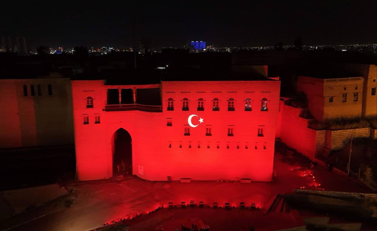 ئومێد خۆشناو لەسەر هەڵکردنی ئاڵای تورکیا لە هەولێر ڕوونکردنەوەیەکی بڵاوکردەوە