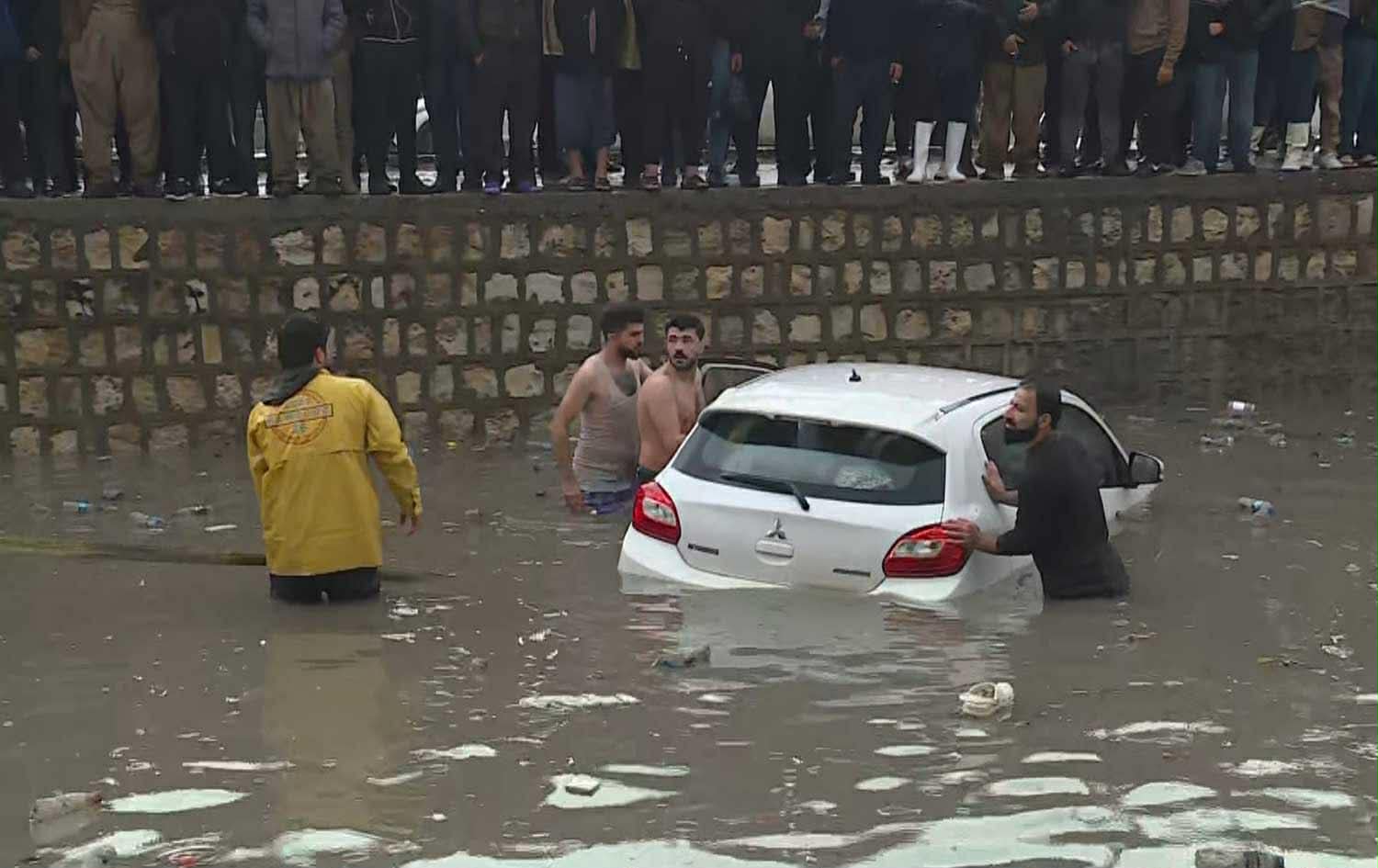 لە پردی سەیداوەی هەولێر ڕێگری لە پەنگخواردنەوەی ئاو دەکرێت