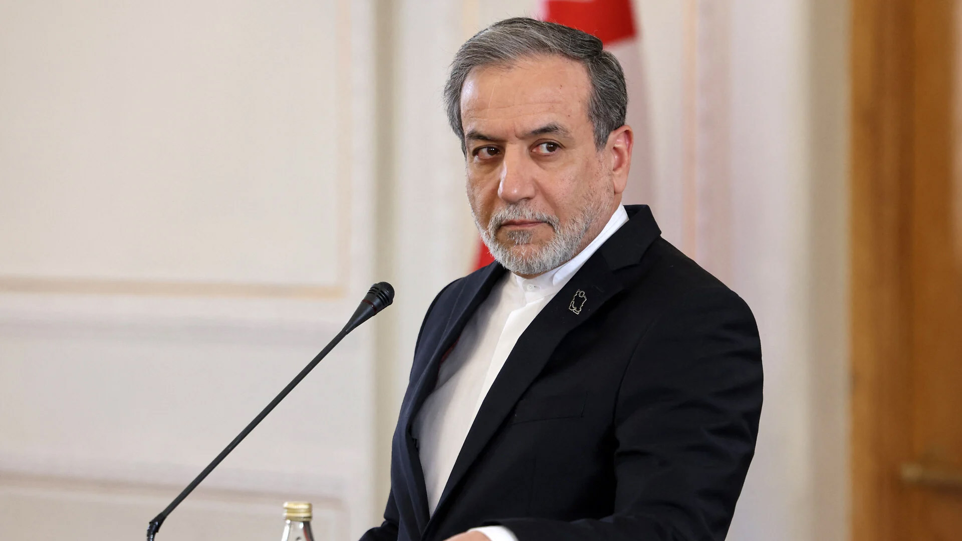 وەزیری دەرەوەی ئێران: لە مافی پیتاندنی یۆرانیۆم پاشگەز نابینەوە