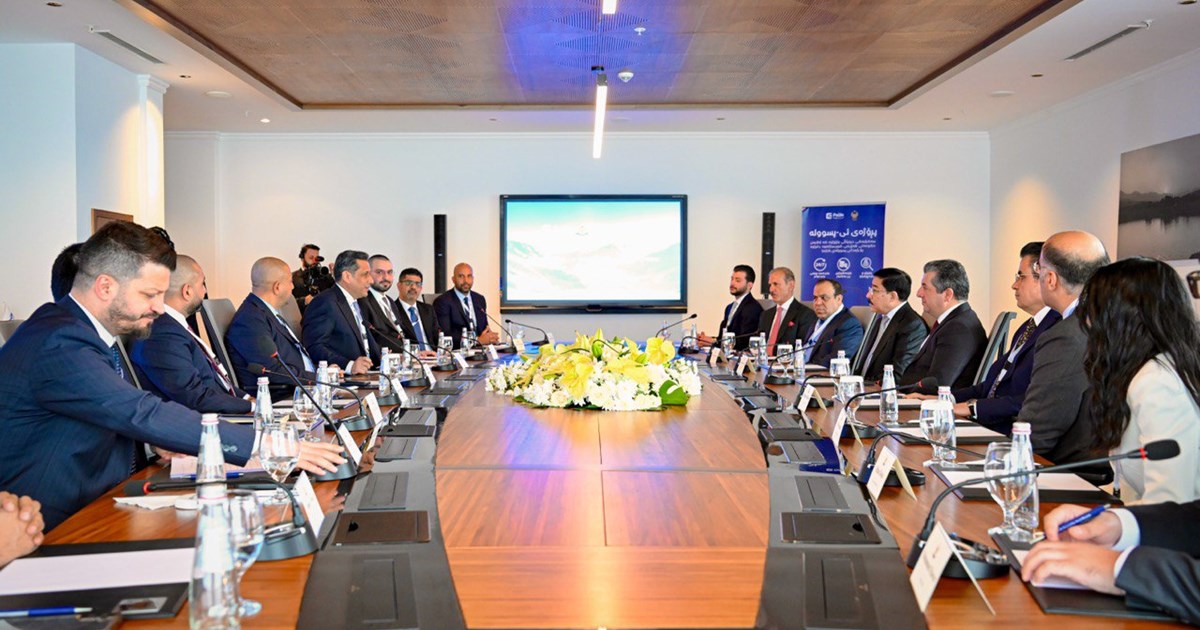 مەسرور بارزانی بە لەگەڵ بانک و جزدانە ئەلیکترۆنییەکانی بەشدار لە پڕۆژەی هەژماری من و ئی پسوولە کۆبووەوە