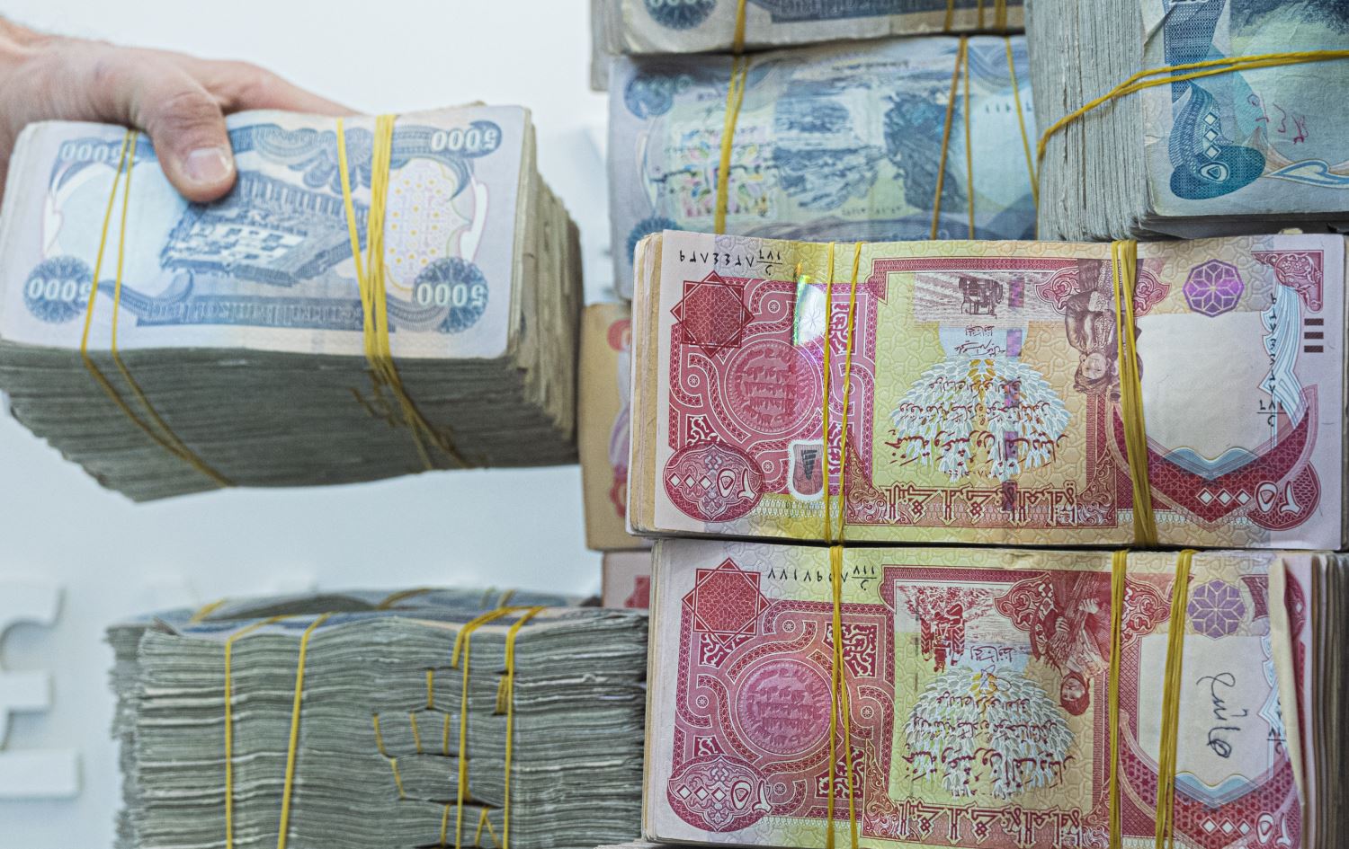 دەست دەکرێت بە دابەشکردنی مووچەی فەرمانبەرە گرێبەستەکان