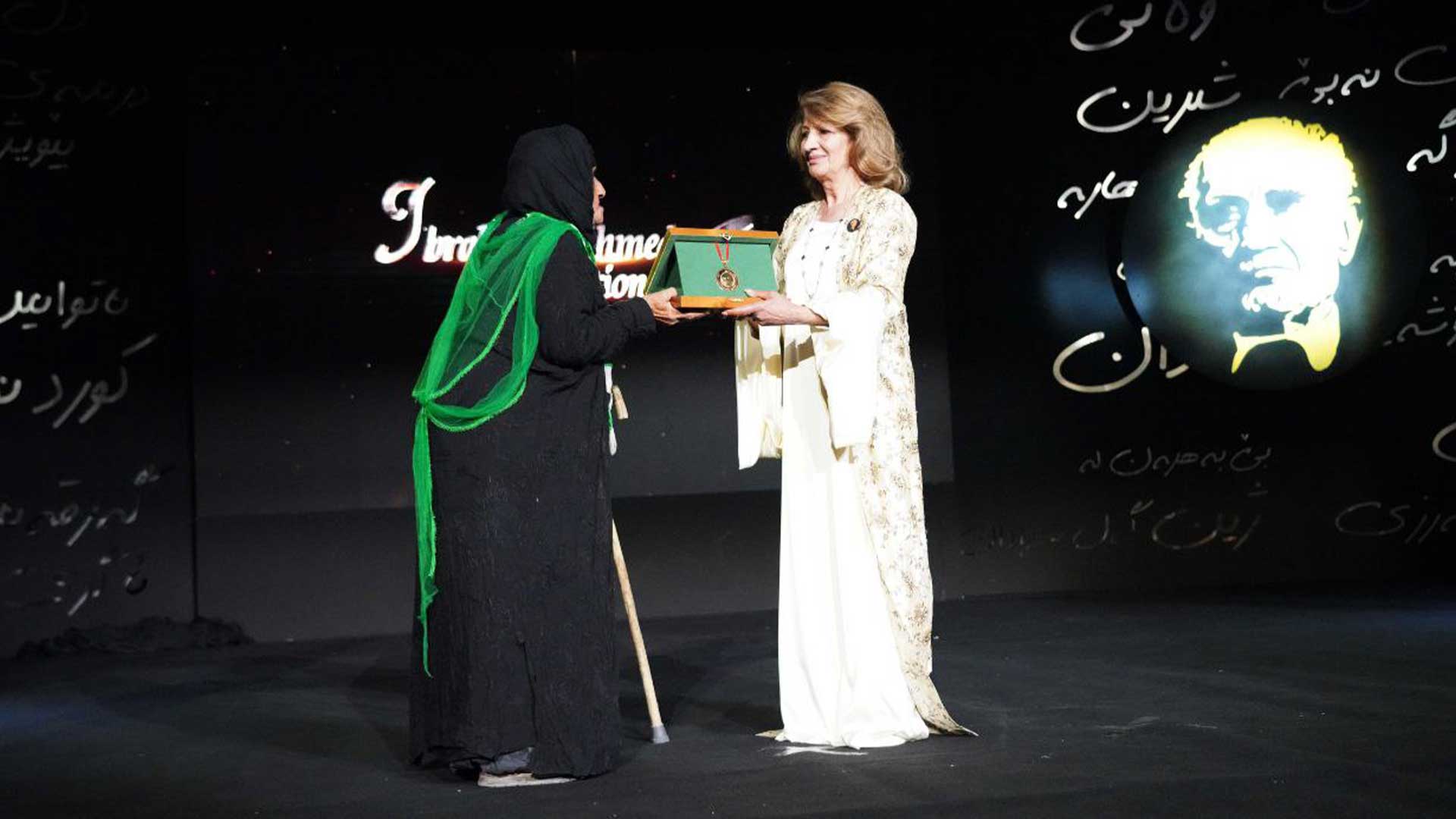 شەقەكانی بەردەم خەڵاتی بلە