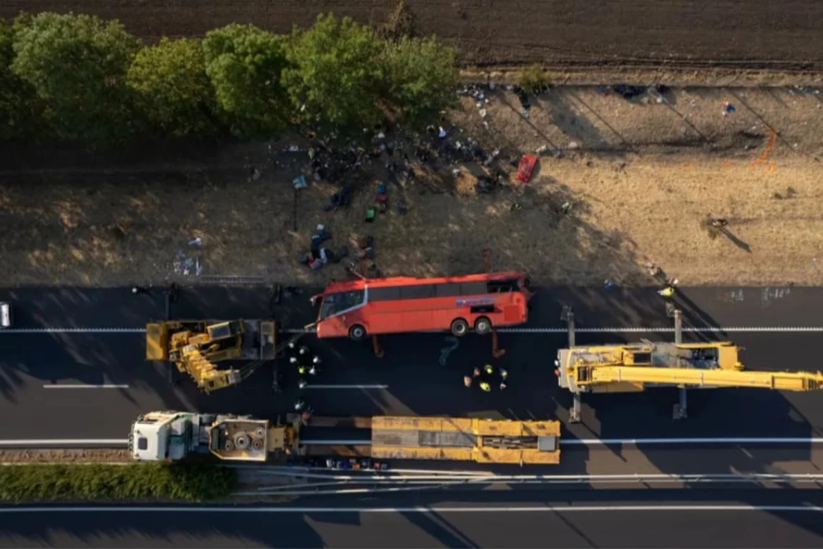 پاسێکی گەشتیاری وەرگەڕا و 12 کەس گیانیان لەدەستدا